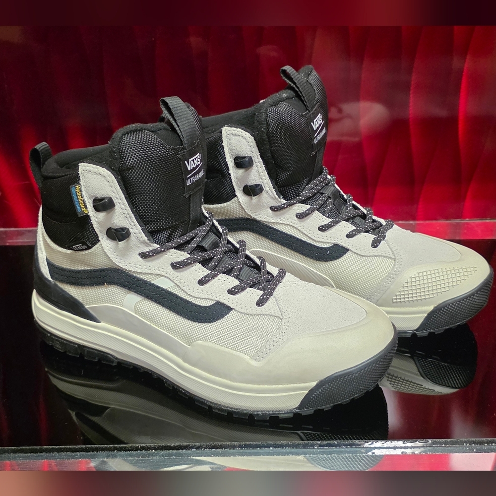 Brand new Vans Ultrarange Exo MTE boots Marshmallow/Black Men's 8 Women's 9.5